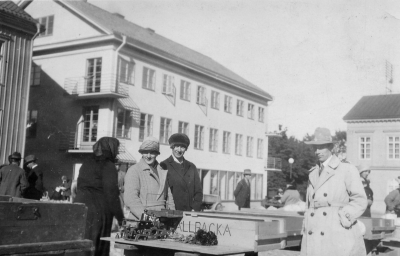 Torghandel
I mitten systrarna Elsa och Alma Johansson från Hällebacka Handelsträdgård
Mannen till höger är Algot Björk