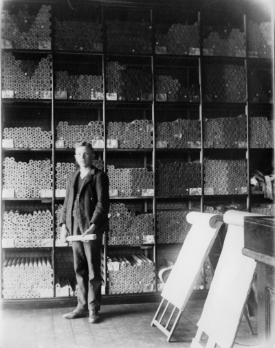 Holger Lindströms kemikalieaffär, Storgatan 35. Holger Lindström född 1908el. 1909, var Europamästare i skytte på 1940-talet tillsammans med Emrik Karlsson, Pelarne, och Ivar Andersson,slaktare i Vimmerby. Han hade sin verksamhet i hörnet Kungsgatan-Överumsgatan.   