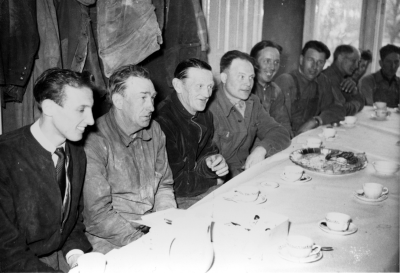 Taklagsfest i gamla stationshuset Vimmerby vid byggandet av det nya 1953
Från vänster: Yngve Andersson, Axel Karlsson, Hans Cristiansson, okänd, Sven Krantz