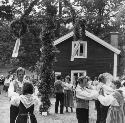 Dans kring midsommarstången