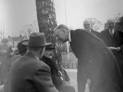 Kungen Gustav VI Adolf hälsar på några patienter från långtidsvården, Vimmerby sjukhus.