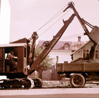 Grävskopa lastbil

090422/KG