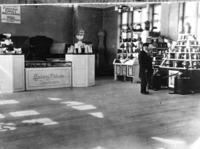 Utställningen 1920 Kopparslagare Wenström, Oskar Det tror jag är fel! O. Wenström var längre och smärtare! Fråga Wille Wenström!                  W. Winell T.E.