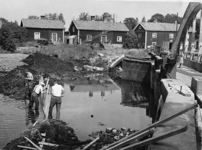 Dammen töms för reperation
Smedstugorna i bakgrunden