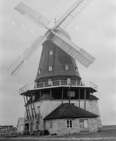 Väderkvarnen på Sandvik på Öland. Stod förr på Trekanten i Vimmerby flyttades åren 1884-1886. Nu museum och Café. Skandinaviens största "Holländar"kvarn. Byggdes av apotekare E. Hult, Vimmerby. Flyttningen gjordes av Verkbyggmästare Grönkvist Vimmerby, hans dagbok om flyttningen finns hos Fabrikör Carl Malmberg Vimmerby (se artikel i klippbok på biblioteket skriven av Sune Garpenberg Västervik). Numera finns dagboken i kommunens arkiv (2022)   T.E.