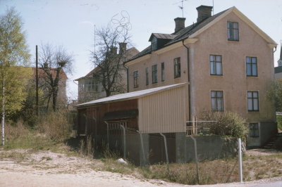 Västra Tullportsgatan. Husen revs för att ge plats åt parkering. Huset längst upp till vänster är gamla Baptistkyrkan  vid Drottninggatan.
jmfr 13223
 
090402/KG