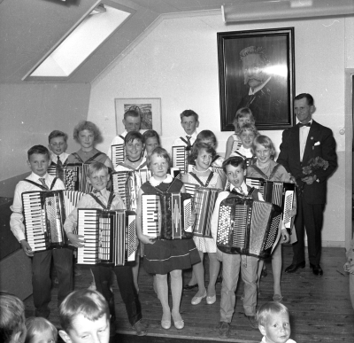 Dragspelskurs I mitten längst bak: Roland Isacsson, med svart halsband i mittenraden: Solveig Bodefalk, längst fram t h: Kenneth Holm, bakom honom t h Birgitta Palmér. övriga medverkande Ulla Andersson, Kenneth Borg, Håkan Nyström, Margareta Antonsson, Lars Åhlander, Kristina Gustafsson, Marianne?, Daisy Ankarberg. Ledare är Gustaf Krasseberg, Silverdalen. Trea fr v: Lizette Allvin, gift Åkesson.

Dok.110131/KG