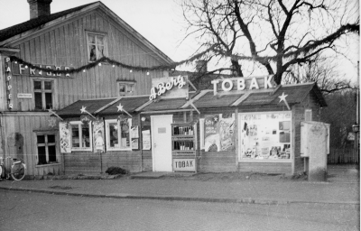 Bergs affär under tiden Lundbergska huset vid Torget byggdes 1950-talet Till vänster Bursieska huset, där tobaksaffären finns är nu stadshotellet? hemköp. T.E

se vklba17316 neg oskarpt