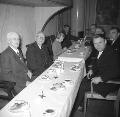 Rådhuset 
- julafton 40 - 50 - tal, gamla bjuds på kaffe -
1a vä Hultin, Albert Borgstrand. K-E Sperens till höger

Dok.110405/KG