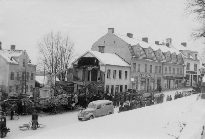 Disp. Erik Karlberg bygger vid Storgatan.Vid rivningen dödades en arbetare i början av 1950 troligen 1951. Gösta Nicklasson i Mariannelund gjorde rivningen.  T.E.
