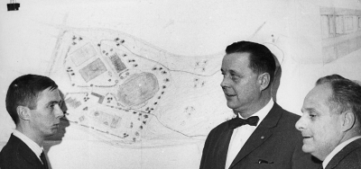 Från vänster   2. Björn Lindberg, stadsdirektör Vimmerby, död 1976   3. Torsten Svensson, slöjdlärare.     