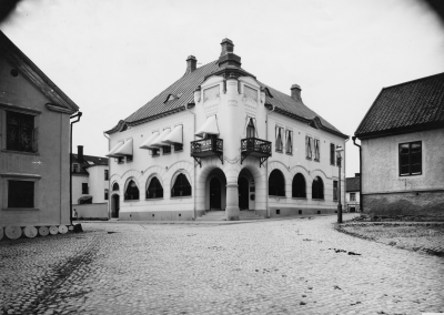 Vimmerby stad.  Bankhus 1905. Foto: Ydrefotografen August C. Hultgren Österbymo 1905..   T.E. Kalmar enskilda bank, senare Handelsbanken. I högra dörren var det postkontor