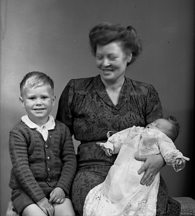 Sigrid Johansson med sonen Leif och barnbarn 