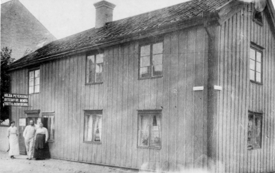 Petterssons bytesaffär i Vimmerby.                                   Från vänster 1. Maja Pettersson  2. Pettersson brevbärare 3. Hilda Pettersson fru. Affären låg mittemot nuvarande Thornbergs foto.  