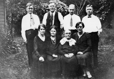 Från vänster  Fredrik, Algot, Gerhard, Adolf, ( Liljegren ) Hulda  Julia, Sofia  Frida.  Sofias barn.    