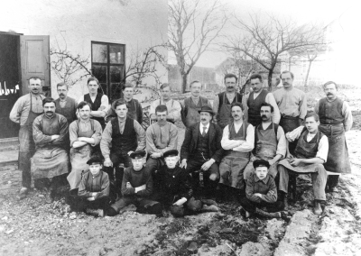 Ståhls personal år 1917  andra året fabriken drev färgeri förut ( Winells )   1) Jonasson  2) Bro Hjalmar  3) Karl Kilström  4) Axel Svensson  5) Lindberg Knut   6) Svensson, Carl Valla  7) Andersson Emil  8) Lönngren, Edvin  9) Karlsson, Napoleon  10) Edvard Varven Färgare  11) Fasth Tor  12) Henry Karlsson Snickare ( Lill-Karlsson )  13) Evander, Birger  14) Bäcklund  15) Ståhl, Axel Fabrikör  16)  Johansson  17) Karlsson Gottfrid Hultsfred  18) Malmberg, Karl  19) Eriksson, John  20) Karlsson, Harry  21) Karlsson, Willy  22) Tage Andersson ( Gulden .)     