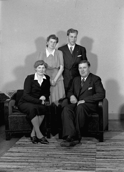 Hägg, Emrik med familj på 50-års dagen.  Järnsvarvare Emrik Hägg med Fru Anna, och barnen Rune och Anna-Greta gift Hjelm Frödinge.  1946                        