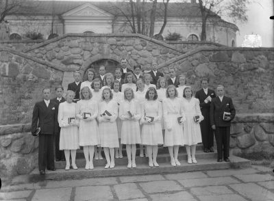 Konfirmation 18 maj 1944 i Vimmerby kyrka 
1.Allan Hallberg 2.Göran Carme 3. Sven Karlsson - Carevik 4. Marith Jakobsson 5. Stig Runqvist 6. Berit Karlsson 7. Rune Andersson " Bubbla " 8. Anders Andrae´ präst 9. Ylva Engdal 10. Tordh Andre´ 11. Karin Sundberg 12. Ove Glemin 13. Vera Johansson " Vedkonte " 14. Bert Hovlund 15. Anna - Lisa Alvin 16. Per Arne Kvarnström 17. Lars Emriksson 18. Alva Pettersson 19. Gudrun Eklund 20. Åsa Engdahl 21. Inga Nilsson gift Lindblad 22. Lillemor Johansson 23. Gunilla Gustavsson - Ovedahl 24. Elsa Ek " Höns Ek " 25. Anna Lisa Venström " Filmstjärna " 26. Carry Köhler 27. Rose Marie Andersson ogift Nilsson

Uppgiftslämnare: Ann - Marie Cederteg och Greta Jansson 2002-05-07