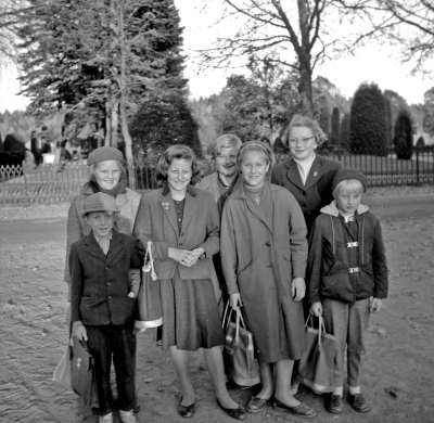 Frödinge, skolelever. Från vänster:  Sören Jonsson "i Skinnfällen", 2 Ulla-Britt Myrén, 3 Margareta Johansson Långbrössle, 4 Mona Eriksson, 5 Ulla-Britt Karlsson Soowik, 6 Karina Gustafsson, 7 Elisabeth Pettersson Widerberg.

Dok.110530/KG