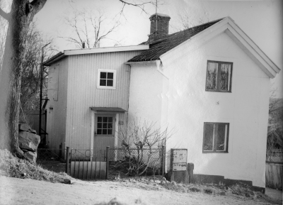"Kv. Svalan Kyrkogårdsgatan 4 sista ägare Kakelugnsmakare, Elektriker, Biografmaskinist Theodor Främberg sålt till Vimmerby stad i början på 1970-talet och skall rivas i samband med nämndhus  som snart skall byggas. Bilden tagen febr. 1974" Thorvald Eriksson   