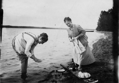 Från vänster  1. Märta Olsson född Westerberg. 2. Fröken Karin Andersson, affärsbiträde ( Bergs cigarraffär ). 