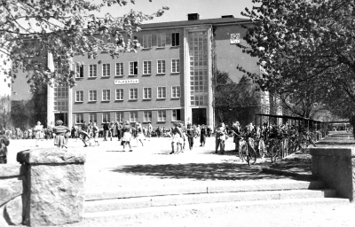 Folkskolan.        Skolan togs i bruk 1931
( Astrid Lindgrens skola )             