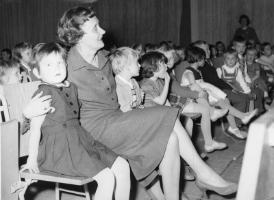 Astrid Lindgren författarinna
Filmklubben Myran, Samrealskolans aula
Barn på bild ... Håkansson  