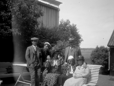Stående: Thor Wahlberg, Erik och Olof Lissell
Sittande:  Eva, Elisabeth, Sigrid Wahlberg
Wimmerby midsommar 1936

Dok.090701/SJ
