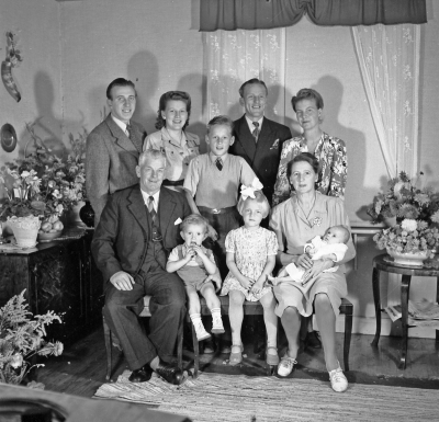Henry Jonsson med familj
- Aby -

Dok.111101/KG
