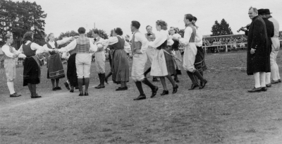 Folkdans på Idrottsplan den 6 juni 1948, på Svenska flaggans dag. Fr.v nr 3  Greta Hallberg 