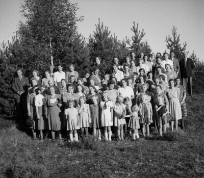 Socialdemokratiska Kvinnoklubben  Storebro festplats 1945
1 2 Stina Jakobsson 3 Elsa Alstrand 4 Elin Johansson Storebro 5 6 7 8 9 10 Ulla Sand 11 12 Barbro Arvidsson Storebro 13 14 Beda Nilsson 15 16 17 Olle Eckerland Storebro 18 Lilly Bottner 19 Dagmar Jonsson 20 21 22 Berta Jonsson 23 Arvid Nilsson Storebro 24 25 26 Gunnar Karlsson Storebro 27 Elsie Eriksson Vimmerby 28 Dagny Karlsson Storebro 29 Bertil Backman 30 Erik Alstrand 31 32 33 34 35 36 Gunborg Svensson Storebro 37 Maj-Britt Viik 38 Margit Falström 39  40 Signe Gustafsson f. Lundberg 41 Mainie Arvidsson Storebro 42 Solvig Bottner Storebro 43 Ebba Pil  44 Margit Pettersson 45 46 47 48 Maj Backman 49 50 Essie Lindvall Storebro 51 Rut Bergström 52 Britt-Marie Hjort 53 54 Ingbritt Lindvall  55  56 Mona Karlsson 57 58 59 60 Agda Kämpe 61 Augusta Hjort Storebro 62 

Dok.110228/KG


