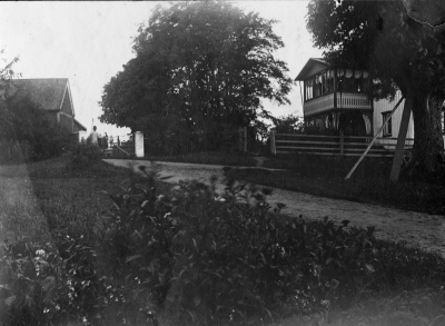 Knabbarp. Till höger Tekla Karlsson-Samuelssons gård.      