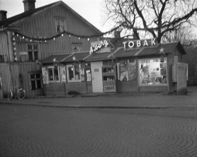 Torget 
- Bergs cigarraffär i provisoriska lokaler -

Dok.110404/KG
se vklba18764 neg oskarpt