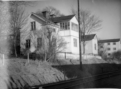 "Kv. Svalan, Gustavslund förra ägare Järnvägstjänstemannen Gustav Svensson, sålt till Vimmerby stad i slutet av 1960-talet för rivning för kommande nämndhus. Bilden tagen febr. 1974." Thorvald Eriksson