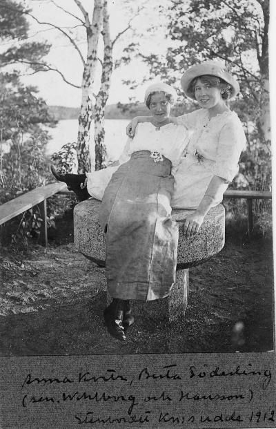 Anna [---], Berta Söderling ( sen Wahlberg och Hansson ) Stenbordet Knabbarps udde. 