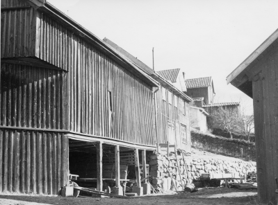 Uthusen till "Per Unos" gård vid Stångågatan.I bortre gaveln bodde i många år Arvid Johansson ("Pusche"). Bilden tagen på 1940-talet.  T.E.