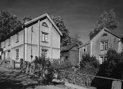 Kampbacken. Från vänster: Elsa Walstens hus (rivet), Elvira Anderssons hus. 
