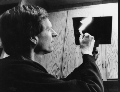 Grafikverkstaden folkhögskolan. Gert-Ove Gustafsson sotar en etsgrund.    Okänd