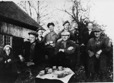 Överst i raden till vänster 1. Harry från Rumskulla, han var dräng och ägde kameran. 2. Josef Adolfzén, Älåkra. 3. Gösta Karlsson, (nu Storebro), 4. Göte Adolfzén, Älåkra son till Josef. Damen till vänster 5.  "pigan" Karin. 6. Maskinisten Henrik Svensson, Älåkra blev senare mjölnarei Korka kvarn. 7. Gustav Nilsson "Jösse i Hamra".  8. Edvin Nilsson, Gryssebo., han ägde tröskverk och körde runt i bygderna på hösten.  Edvin köpte tidigt lastbil, och körde mjölk från gårdarna till mejeriet i Vimmerby.Övre raden. 1  2 Josef Adolfsén, Älåkra 3 Gösta Karlsson, Fjärdings   4 Göte Adolfsén, Älåkra  Sittande 1  2 Henrik Svensson, Korka 3 Gustav Nilsson, Hamra 4 Edvin Nilsson, Gryssebo   1942      