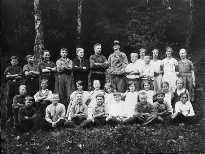 Tuna Kyrkskola . Lärare kantor Per-Inge Enwall. Stående från vänster: Sture Zeilon Tuna, Nils Karlsson Stockhult, Ture Viman Tuna gård, Göte Karlsson Lillerum, Harry Gustafsson Källstad, Karl-Henning Kilberg Tuna gård, Sune Bodelsson Spångenäs, Georg Flink Mörtviken, Britta Johansson - Nilsson Knastorp, Hugo Svensson Tuna station, Linnea Fransson - Svensson Stubbetorp, Gudrun Bodelsson Spångenäs, Eva Forslind - Lindblad Tuna. Sittande längst bak: Erik Gertsson Bröttle, Allan Svensson Knastorp, Gunborg Gustafsson Tuna, Britta Johansson - Bergvall Skedtorpet, Valborg Gustafsson Tuna, Märta Green Lillerum, Karin Karlsson - Johansson Stockhult, Ingegerd Zeilon Tuna, Olga Fransson Stubbetorp. Sittande längst fram: Torsten Gustafsson Tuna, Ingvar Svensson Tuna station Karl-Yngve Palm Tuna gård, Nils-Erik Lindblad Dämshult, Torsten Alfredsson Tuna, Sture Falk Tuna, Karl-Evert Lindblad Dämshult, Algot Nilsson Tuna gård    