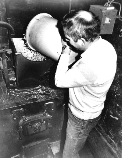 Bildtext: Panna från 1967, eldas med snickerispill.
Dokumentationsfotografering av tillverkningsprocessen på Snickargården.
Vårvintern 1988
Tillverkning av fransk pardörr.
Avbildade personer:
Tönnes Andersson
Bernth Ericsson
Lillan Ericsson
Alvar Andersson
Bildmaterialet användes senare till en skärmutställning om Snickargården som visades på Vimmerby Bibliotek