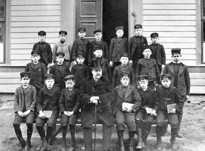 Vimmerby läroverk, översta raden från vänster  1.Evander Birger (snickare),  2.  Evander Bengt järnarbetare, 4. Bornholm son till Stinsen Karnholm, mellersta raden från vänster. 