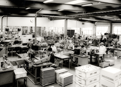 IMA Bild från fabrikslokalen för tillverkning av elektriska emaljerade motstånd. Namn på några,  Ingemar Gustavsson,  Förman Arvid Palm,  Birgit ( Stolth ) Frank,  Frans Myrén och  Stina   Fabriken upphörde  1973.             