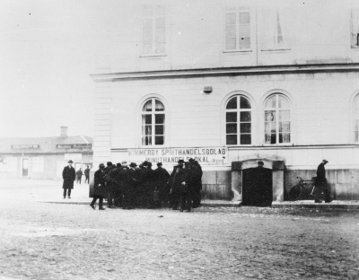 1920-talet Stadshotellets "Trillin". 
Norrtullsgatan. 
Wimmerby Sprithandelsbolag Minuthandelslokal.  Spritbolagets försäljningsställe "Trillin" där sprit såldes i lösvikt.
Där fanns alltid repat enris strött på golvet, enligt Holger
