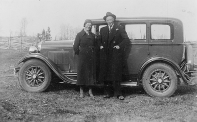 Sven Liljeblad och Elsa Johansson, Hällebacka framför Svens bil