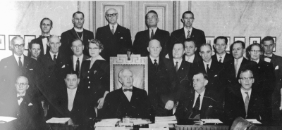 Denna bild är tagen sista sammanträdet under mandatperioden 1955-58 med Vimmerby stadsfullmäktige den 12 december 1958. Sittande från vänster,  ålderspresidenten, skomakarmästare Albert Borgstrand, född 1883, drätselkammarens ordförande Tore Lundgren, stadsfullmäktiges dåvarande ordförande, häradshövding Emil Severin, vice ordförande gummireparatör, Oskar Leander; t f kommunalborgmästare stadskamrer Bertil Melén. Mittenraden stående från vänster: Smedmästare C A Lindblad, kronojägare Sten Höglind, lantbrukare Helge Eriksson, bilverkstadsägare Ingemar Tejle, fröken Vivi Andersson, utkörare Gunnar Persson, charkuteriarbetare Knut Karlsson, rörnätsförman Gösta Johansson, verkstadsarbetare Ossian Åberg, maskinsnickare Yngve Karlsson, charkuteriarbetare Erik Widén, fru Elsa Ahlstrand, stadsfullmäktiges sekreterare Erik Westerberg. Bakre raden stående från vänster: charkuteriarbetare Henrik Magnusson, kyrkoherde Anders Andrae, civilingenjör Robert Karlberg, arrendator Gunnar Eriksson och maskinsnickare Allan Nilsson. Frånvarande vid detta tillfälle var: Bagare Tage Frössberg, disponent Tore Isberg, fabrikör Karl Malmberg och målare Per Möller.    