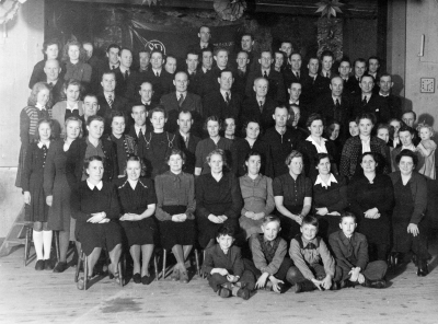  Arbetarrörelsen. Vimmerby Arbetarkommun. .1 Anna- Lisa Melander- LIndström  2. May-Britt Pettersson- Brorson  3?,  4. Gunnar Fabiansson  5. Thure Karlsson  6. Albin Filipsson  7.. Gunnar Forsström  8. Göte Leijon  9. Nilsson  10. Knut Pettersson  Einar Hägg  12. Alvar Liljegren  13. Emrik Hägg  14.  Aronsson  15. Harry Elg  16. Allan Nilsson  17. Ivar Fjellander 18?,  19?,  20. Erik Lindberg  21. Elis Eriksson  22. Erik Melander  23. Thore Lundgren  24. Gunnar Persson  25. Knut Karlsson  26. Valter Berggren  27. Folke Nilsson  28. Douglas Wistrand  29. Karl Johansson  30. Oskar Ståhl  31. Frans Gustavsson  32. Paul Lind  33. Oskar Leander  34. Ruth Kempe- Nilsson  35. Britta Karlsson-Bergsten  36. Gun-Britt Brorson  37. Elsie Karlsson- Vigh  38. Valfrid Karlsson  39. Astrid Persson  40. Elsie Rendahl- Eriksson  41. Erik Hermansson  42. Barbro Hermansson  43. Sven Linds 44. Lisa Lind  45. Signe Gustavsson  46. Elsa Larsson  47. Einar Larsson  48.?,  49.?,  50. Elsie Lind 51. Berta Ståhl  52. Anna-Lisa född Karlsson- Leijon  53. ?,  54.Fridolf (Frille) Karlsson,  55. Britta Flink  Eriksson  56. Eriksson  57.  Svea Lundgren  58.  Margit Berggren  59. Anna Hägg  60. Elsa Ahlstrand  61.Ingrid Sundlöv  62. Lilly Brorson Helander  63. Elsa Karlsson Nilsson  64. Ella Elg  65. Ruth Leander  66. Per- Inge Lind- Pi Lind  67.Roland Gustavsson  68. Lars Lind  69. Åke Karlsson  70. Arvid Lind         