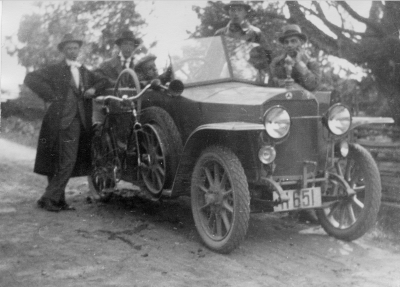 Rudeley  1918.  Från vänster  Erik Ahlstrand, Snickare.  Yrkesmässig automobiltrafik. Länstyrelsen har meddelat köpmannen Eric Rudell i Vimmerby tillstånd att inom Kalmar, Jönköpings och Östergötlands län med station i Vimmerby utöva yrkesmässig automobiltrafik för personbefordran med automobil H 651 av typ Rud-Ley. Vimmerby Tidning 13-8-1924.