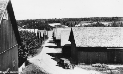 Bygatan, Djursdala by, taget innan de två ladugårdarna närmast till höger brann ned 1964. 