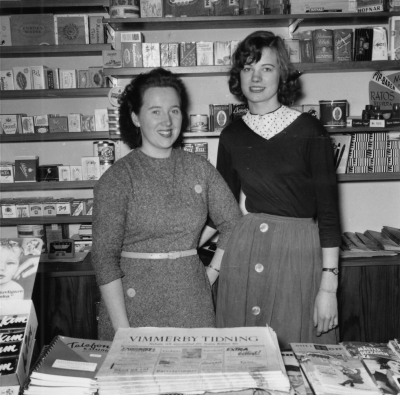 " Vi kring torget "
Bergs tobakhandel
Till vänster Eva Lagerström
Britt Hultgren 
Uppgiftslämnare Lars Birgersson Målilla

Dok.100603/KG